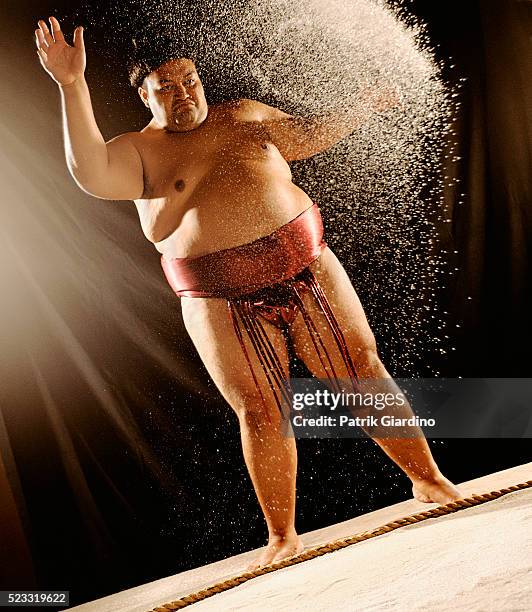 sumo wrestler preparing throwing salt - sumo wrestling 個照片及圖片檔