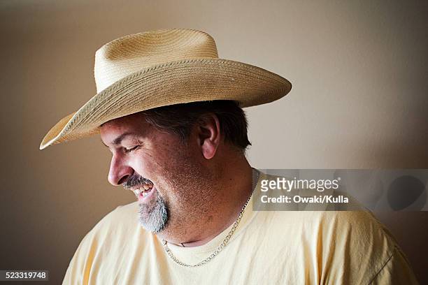 man wearing straw hat - cowboyhut stock-fotos und bilder