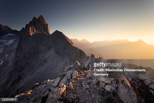 golden sunset in the alps - vetta foto e immagini stock