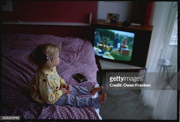 little girl watching television - 90s tv set stock pictures, royalty-free photos & images