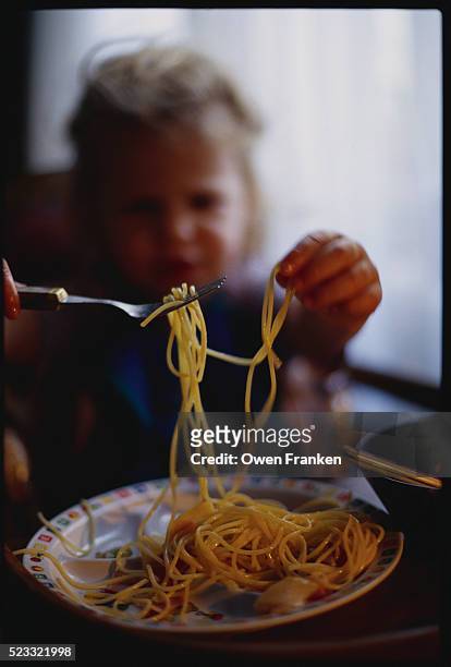 little girl eating spaghetti - 1990 1999 photos photos et images de collection