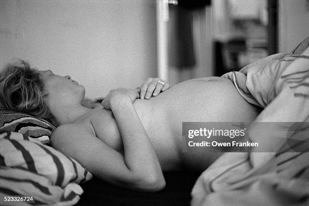 expectant mother laying in bed - image stockfoto's en -beelden