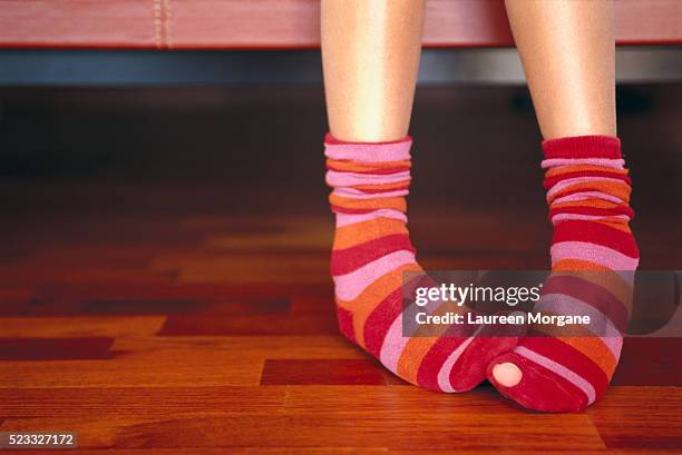 girl wearing striped socks - descalço - fotografias e filmes do acervo