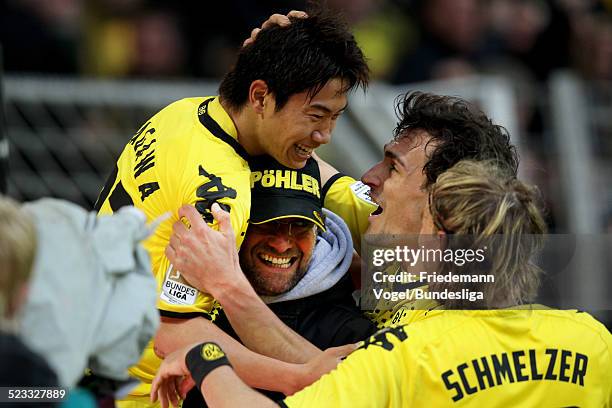 Shinji Kagawa, Juergen Klopp, Mats Julian Hummels und Marcel Schmelzer von Dortmund jubeln nach dem Tor zum 2:0 waehrend des Bundesliga Spiels...