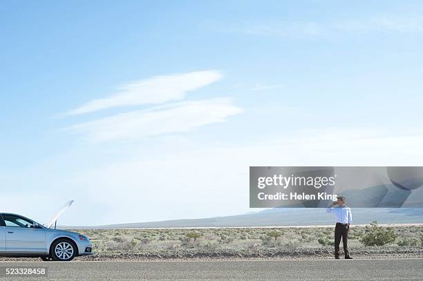 man experiencing car trouble - avería de coche fotografías e imágenes de stock