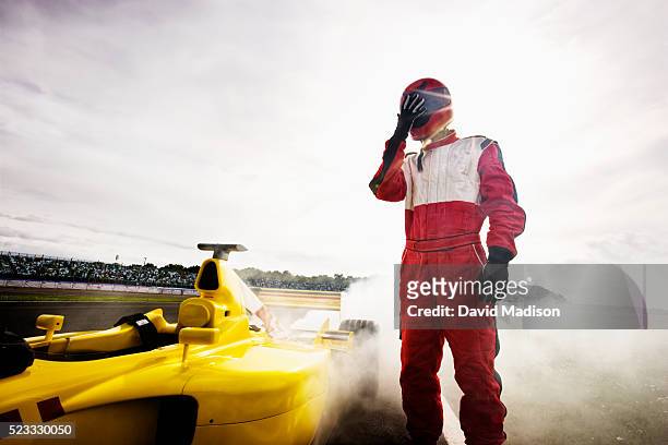 racecar driver by racecar with mechanical breakdown - racing car driver stockfoto's en -beelden