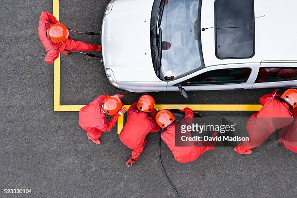 pit crew changing tire on minivan - pit stop stock pictures, royalty-free photos & images