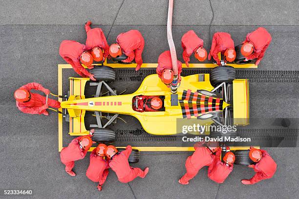 open-wheel single-seater racing car racecar in pit box during pit stop - pit stop foto e immagini stock