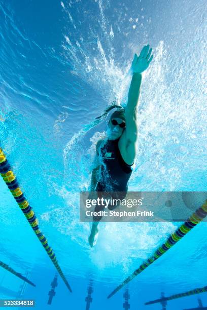 athlete training in swimming pool - nuoto foto e immagini stock