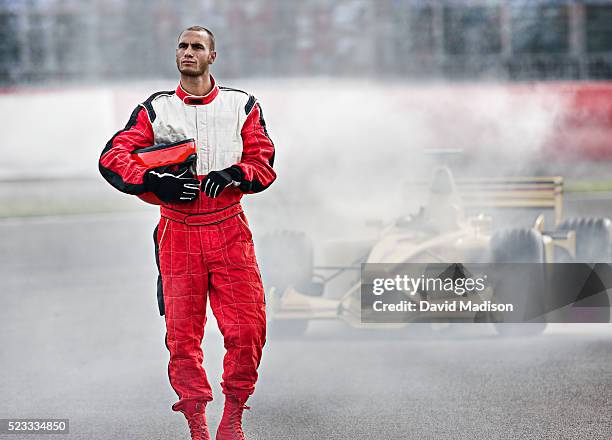 racecar driver leaving racecar with mechanical breakdown - racing car driver stockfoto's en -beelden