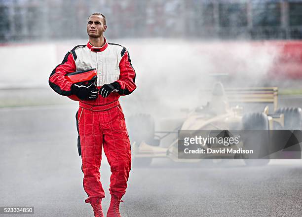 racecar driver leaving racecar with mechanical breakdown - racerförare bildbanksfoton och bilder