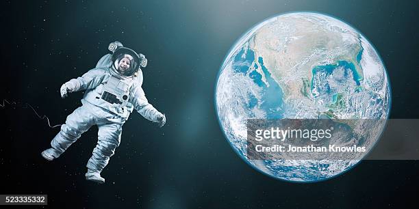 astronaut floating in space - paseo espacial fotografías e imágenes de stock