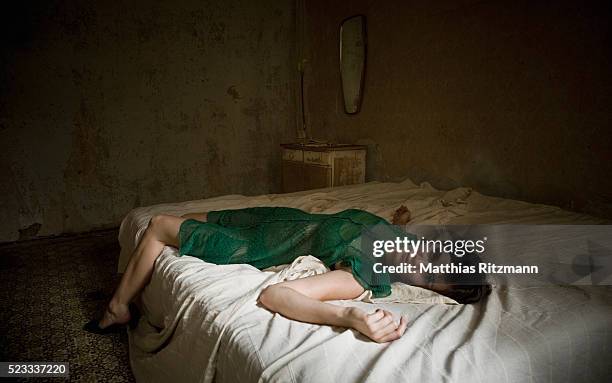 body of woman in bed - 死体 女性一人 ストックフォトと画像