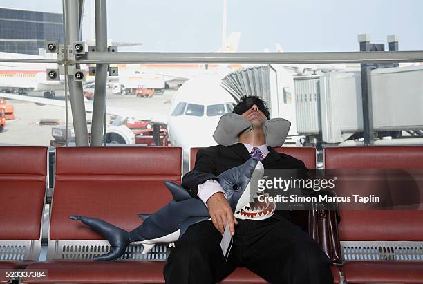 businessman sleeping in airport - jet lag 個照片及圖片檔
