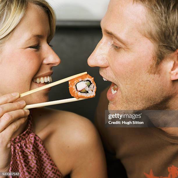 woman feeding man sushi - hugh sitton - fotografias e filmes do acervo