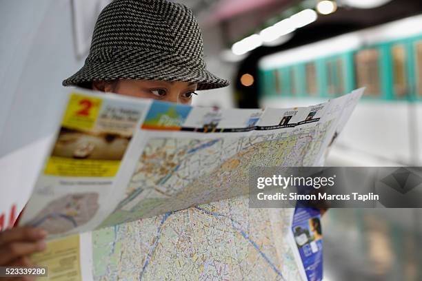 woman reading map in subway station - looking at subway map stock pictures, royalty-free photos & images