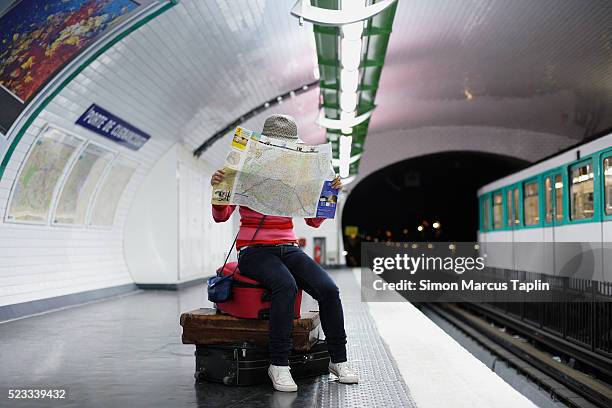 tourist reading map in subway station - looking at subway map bildbanksfoton och bilder