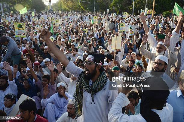 Pakistani activist of religious group Tehreek Labbaik Ya RasoolUllah and supporters of Mumtaz Hussain Qadri, a police guard who was executed last...