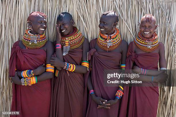 four young women from turkana tribe - native african girls 個照片及圖片檔