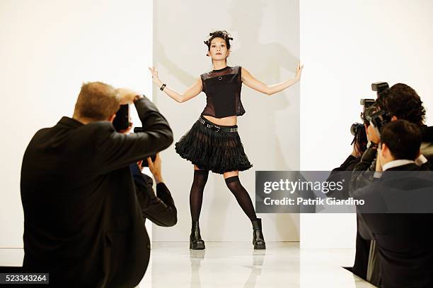 fashion model entering runway - paparazzi photographers stockfoto's en -beelden