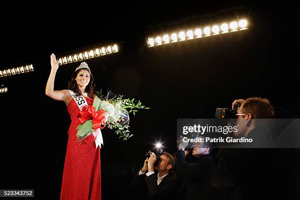 beauty pageant winner - beauty contest stockfoto's en -beelden