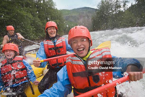 family whitewater rafting - whitewater rafting photos et images de collection