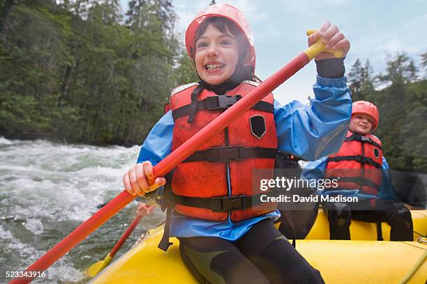 family whitewater rafting - whitewater rafting photos et images de collection