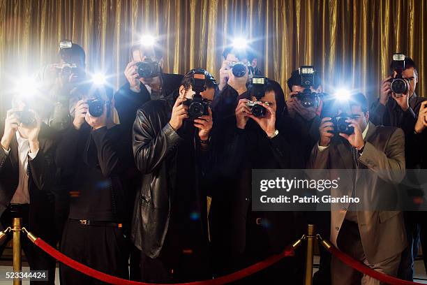 paparazzi photographing at red carpet event - alfombra roja fotografías e imágenes de stock