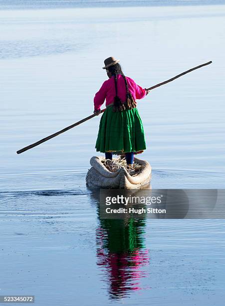 woman paddling reed boat - bolivia stock-fotos und bilder
