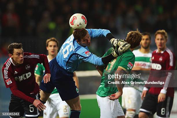 Torwart Max Gruen versucht, den Ball zu fangen vor seinem Mannschaftskameraden Thomas Kleine und Hanno Balitsch waehrend des Bundesligaspiels...