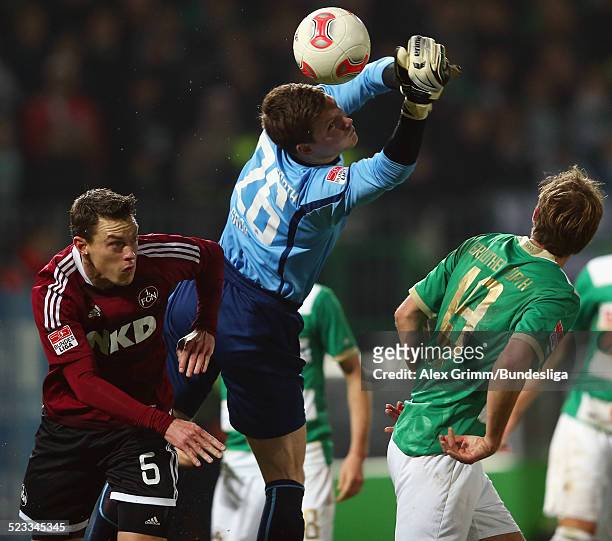 Torwart Max Gruen versucht, den Ball zu fangen vor seinem Mannschaftskameraden Thomas Kleine und Hanno Balitsch waehrend des Bundesligaspiels...