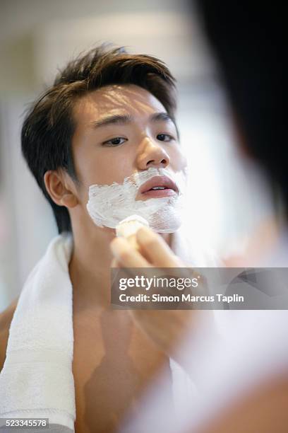 man shaving - shaving brush fotografías e imágenes de stock