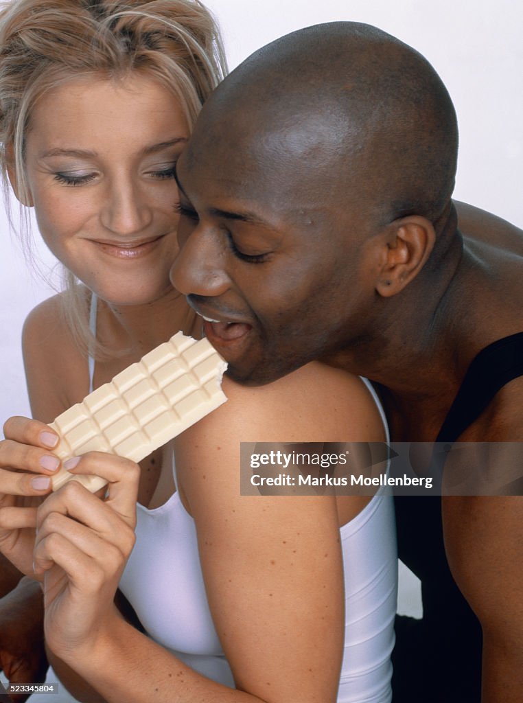 Interracial scene. Белый негр. Темнокожий парень и белая девушка. Девушка блондинка с темнокожим парнем. Негр в шоколаде.