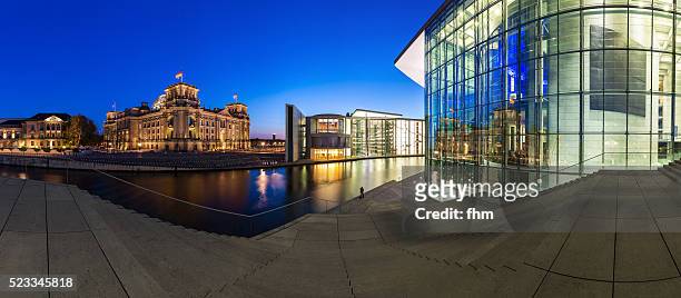panorama in the german government district in berlin at blue hour - the reichstag stock pictures, royalty-free photos & images