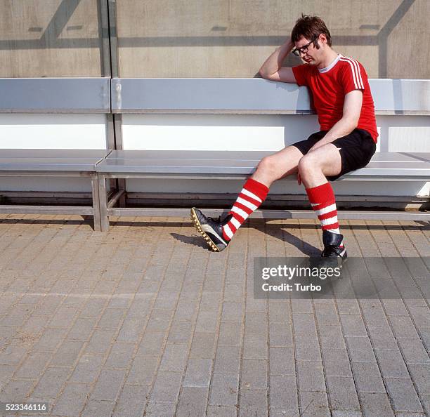 soccer player on the substitutes' bench - banco dos jogadores imagens e fotografias de stock