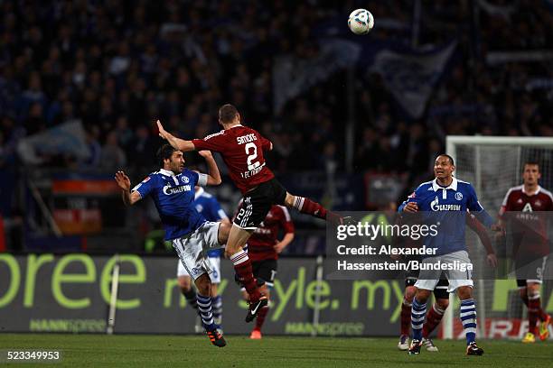 Timmy Simons von Nuernberg im Zweikampf mit Raul Gonzales von Schalke waehrend des Bundesliga Spiels zwischen 1. FC Nuernberg und FC Schalke 04 im...