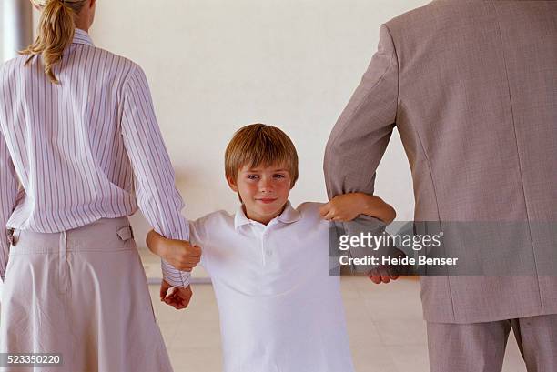 boy between parents - divorce stock-fotos und bilder