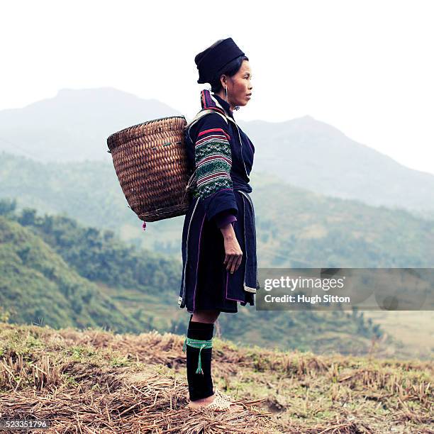 hmong woman standing in the landscape of sapa - hmong stockfoto's en -beelden