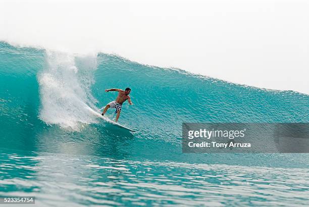 surfer taking the drop - surfboard photos et images de collection