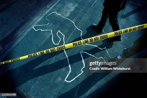 chalk outline at police crime scene - crime scene photos et images de collection