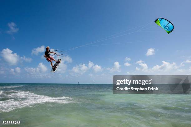 kite surfing at anne's beach in florida - islamorada stock-fotos und bilder