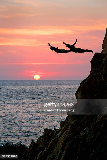 acapulco cliff divers at sunset - 阿卡普爾科 個照片及圖片檔
