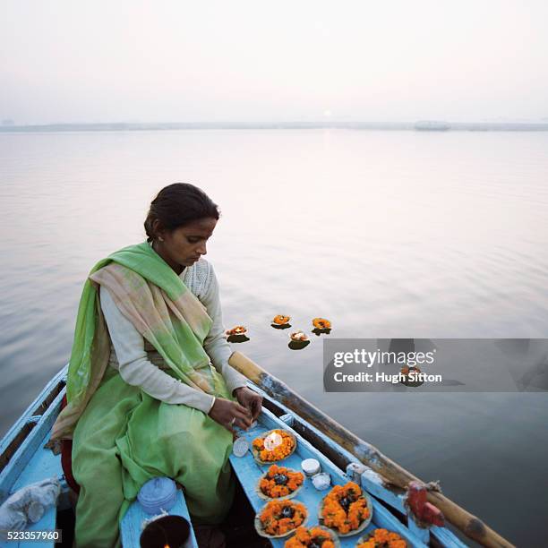 woman with floating wishing candles - ワーラーナシー市 ストックフォトと画像