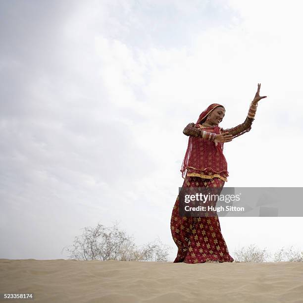 rajasthani female dancer in the thar desert - hugh sitton india stockfoto's en -beelden