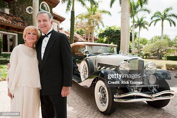 couple in driveway of mansion - car in mansion driveway stock pictures, royalty-free photos & images