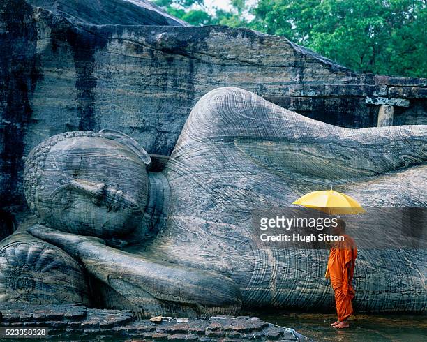 buddhist monk at the gal vihara in sri lanka - sri lanka stock-fotos und bilder