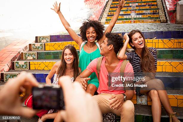 friends having photo taken on escadaria selaron, rio de janeiro, brazil - escadaria fotografías e imágenes de stock