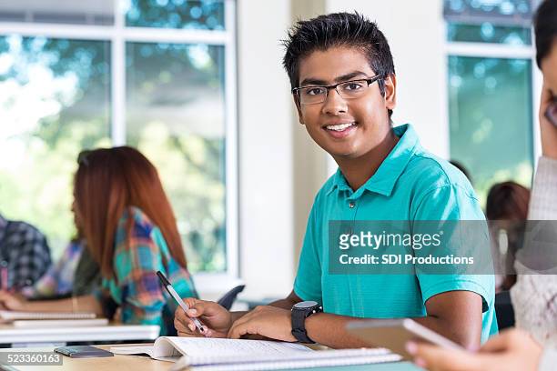 インドスチューデント中検査ので、高校生の頃は、大学のクラス - indian school students ストックフォトと画像
