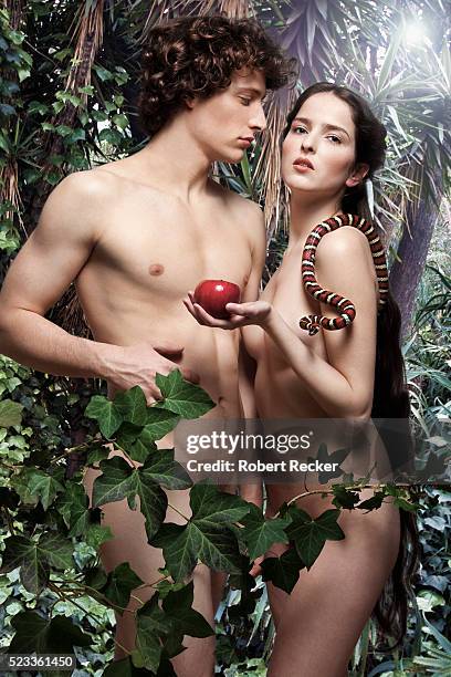 adam and eve in garden - adamo foto e immagini stock