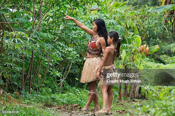 tribes people (8-9) from amazon rainforest, amazon river basin, ecuador - amazon jungle girl stockfoto's en -beelden